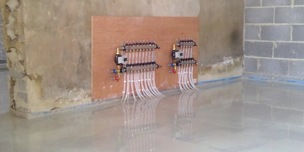 The screed is poured over the underfloor heating system and set to dry