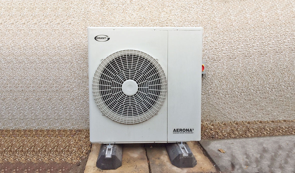 Grant Aerona³ heat pump replaces old oil boiler to help a home in