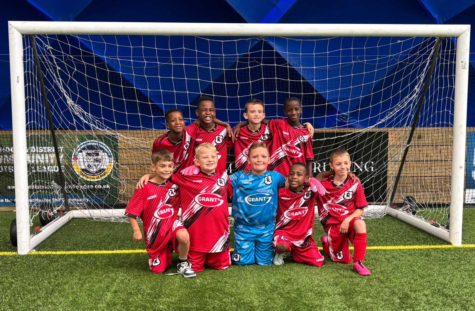 Grant UK sponsors Robins FC Under-8s football teams